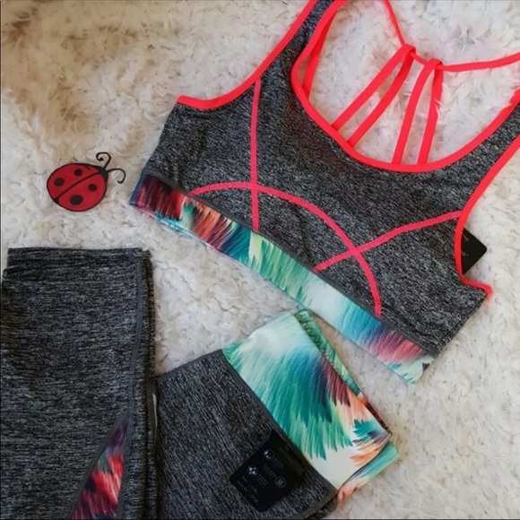 Strappy Sports Bra and Capri Workout Leggings Set - Picture 6 of 8